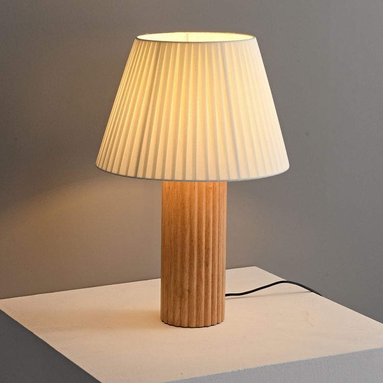 Lámpara de mesa de 1 luz de cilindro retro contemporáneo de madera plisada y tela con latón para mesita de noche 