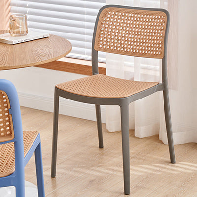 Chaise de salle à manger empilable en plastique ressemblant à du rotin carré à la simplicité contemporaine avec accoudoirs et dossier pour salle à manger 