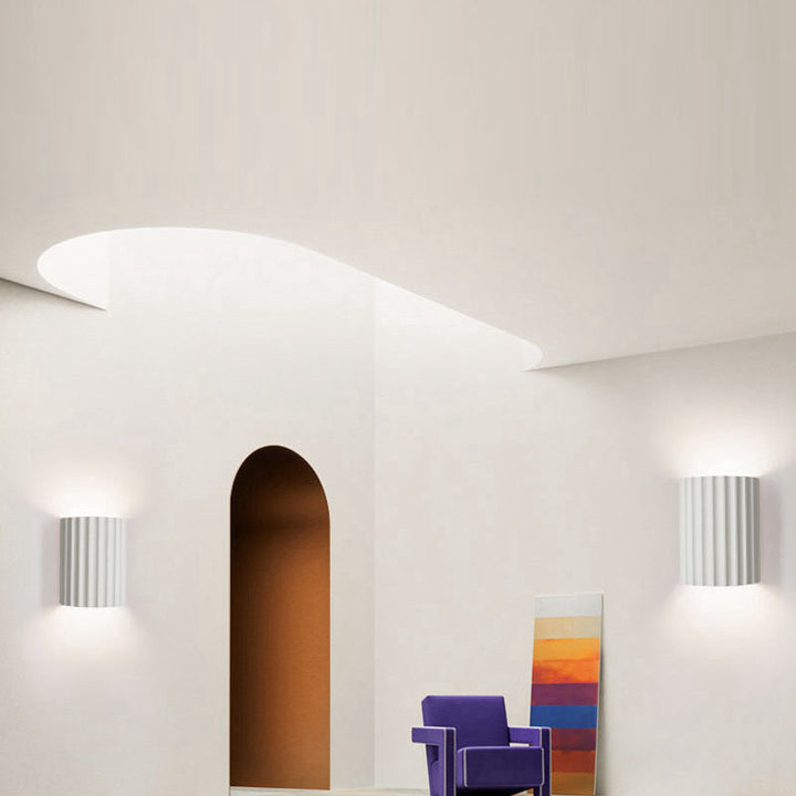 Aplique de pared de resina con rayas verticales en forma de medio cilindro minimalista moderno de 2 luces para sala de estar 