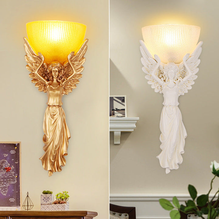 Traditionelle europäische Harzglas-Engelsstatue 1-flammige Wandleuchte für Wohnzimmer 