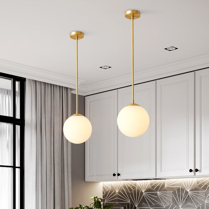Eisen Nordic Persönlichkeit Goldene Gerade Stange Weißer Kugel Design 1-Licht Pendelleuchte 