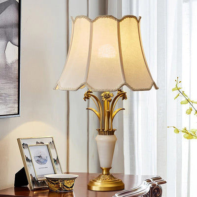 Zeitgenössische Luxus-Stoffschirm Jade Alle Kupfer geschnitzte Basis 1-Licht Tischlampe für Home Office 