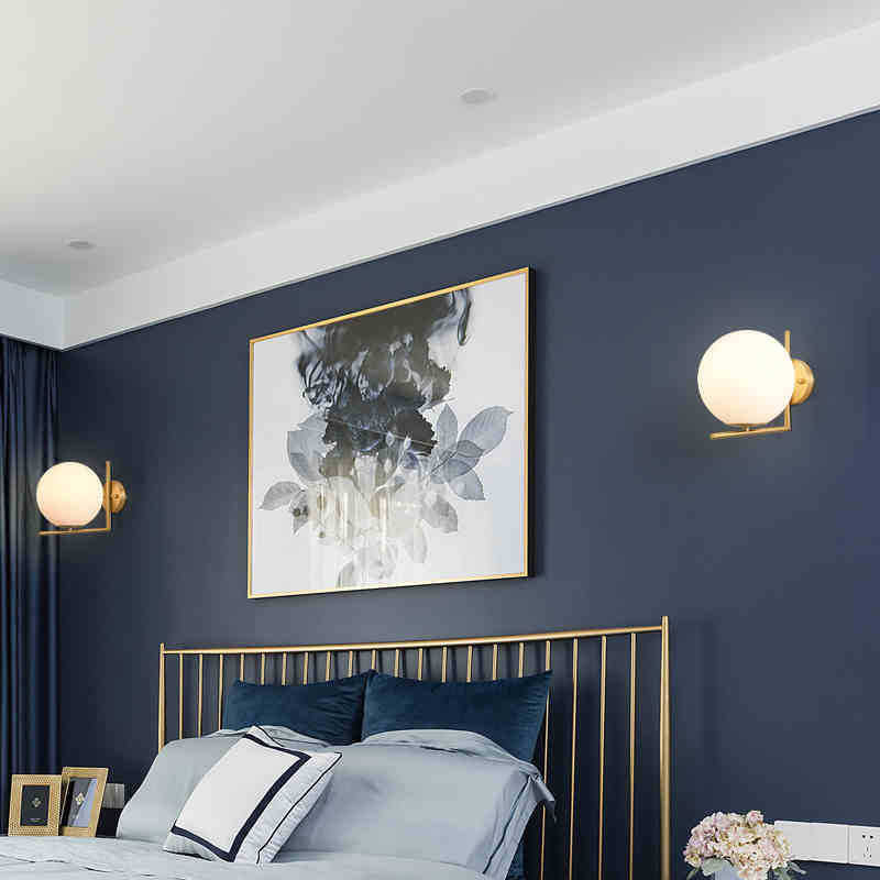 Applique murale contemporaine en métal nordique avec boule en verre à 1 lumière pour chevet 
