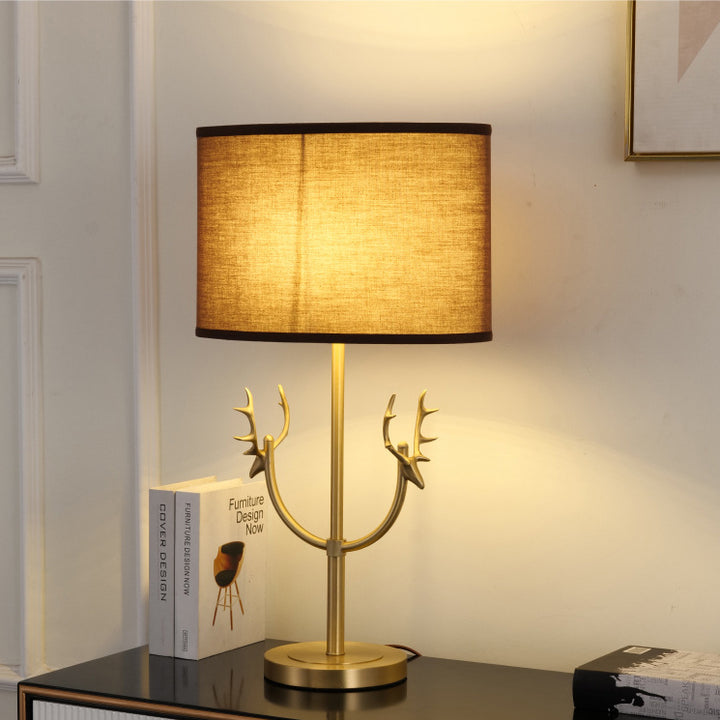 Lámpara de Mesa de 1 Luz con Pantalla de Tela Retro Contemporánea y Cilindro de Latón con Ciervo para Mesita de Noche 