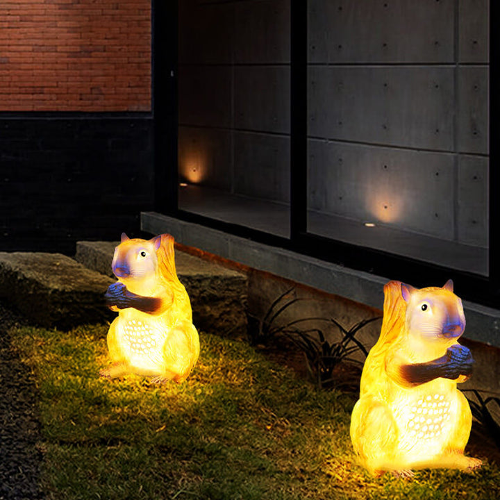 Zeitgenössische kreative Solar-Tier-Hasen-Eichhörnchen-Harz-Fiberglas-LED-Außenlandschaftsleuchte für den Garten 