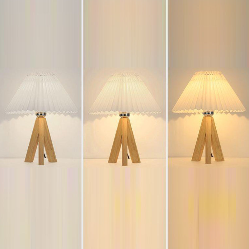 Lámpara de mesa de 1 luz con pantalla de tela plisada trapezoidal minimalista moderna y trípode de madera para dormitorio 