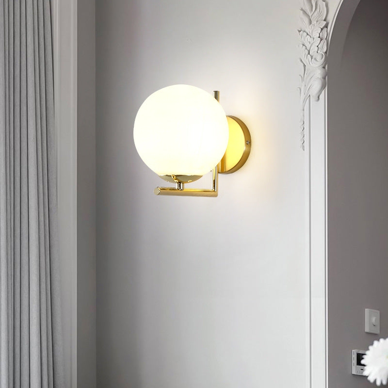 Applique murale contemporaine en métal nordique avec boule en verre à 1 lumière pour chevet 