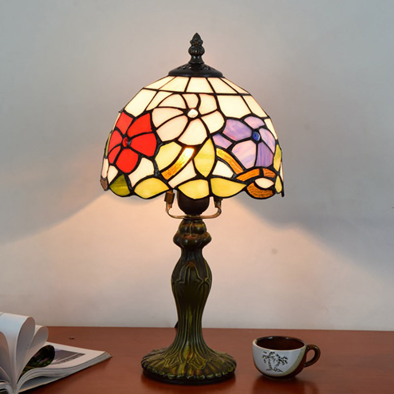 Lámpara de mesa de vidrio teñido de aluminio con flor tradicional Tiffany de 1 luz para dormitorio 