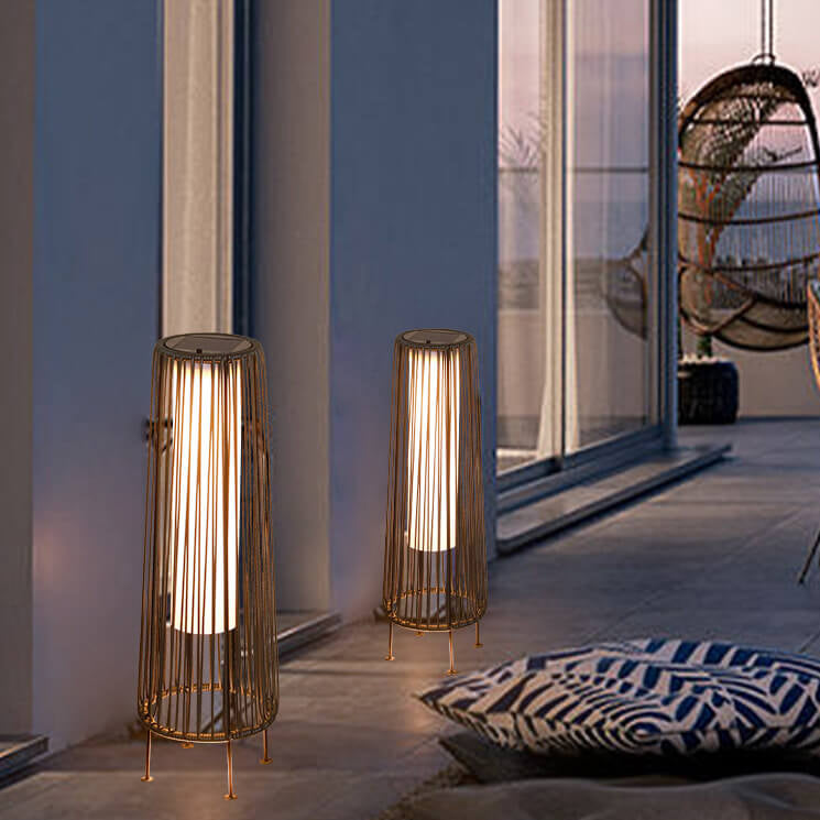 Moderne minimalistische solarbetriebene wasserdichte runde vertikale Zugleiste aus Eisen-Rattan-LED-Stehlampe für die Außenterrasse 