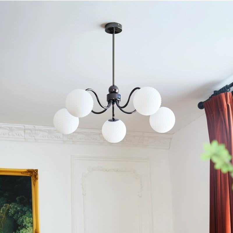 Zeitgenössischer skandinavischer runder Ball Eisen Glas 3/5/8 Licht Kronleuchter für Wohnzimmer 