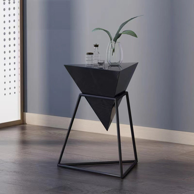 Zeitgenössischer nordischer Dreieck-Pyramiden-Glas-Schiefer-Metall-Beistelltisch für das Bett 
