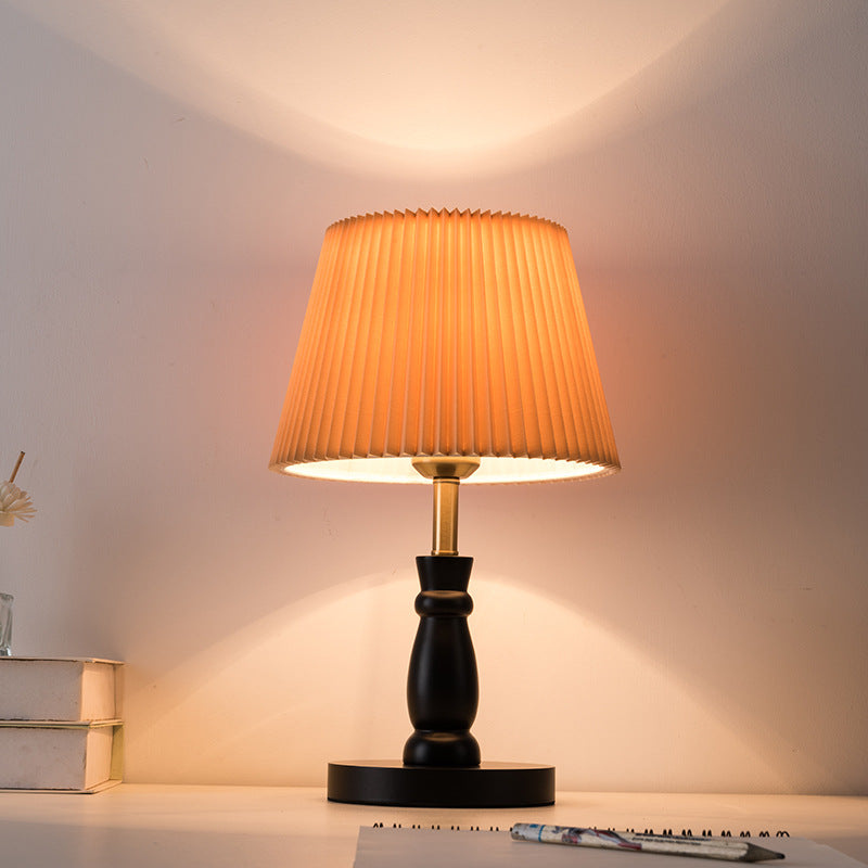 Zeitgenössische Vintage gestreifte Klapp Lampenschirm Metall Massivholz Stoff 1-Licht Tischlampe für Schlafzimmer 