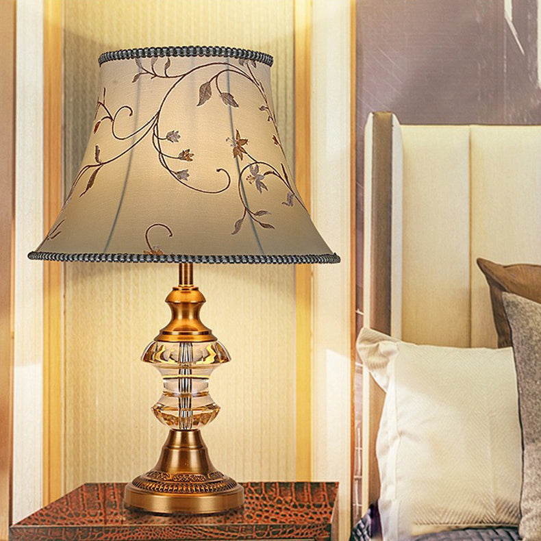 Traditionelle europäische Zylinder-Hardware-Kristallgewebe-1-Licht-Tischlampe für Schlafzimmer 