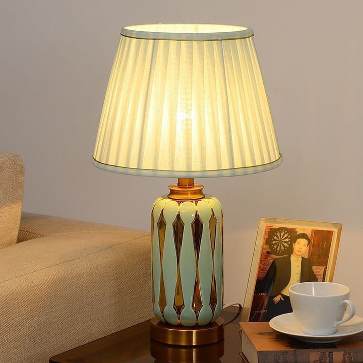 Moderne Luxus-Trapezvase Basis Keramik Stoff 1-Licht Tischlampe für Schlafzimmer 