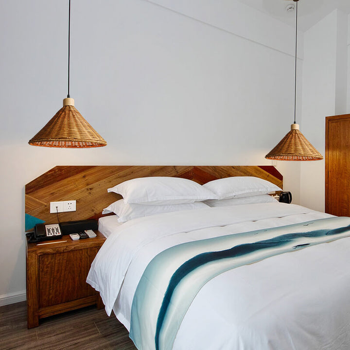 Moderne skandinavische Pendelleuchte mit Rattangeflecht, Eisen und Holz in Kegelform, 1-flammig, für das Wohnzimmer 