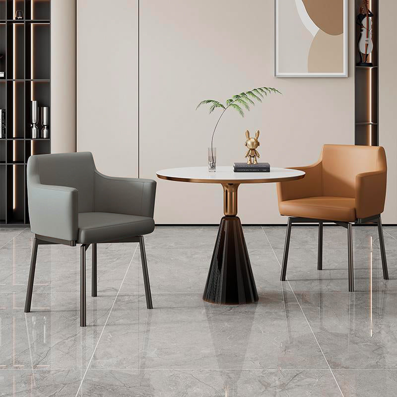 Chaise de salle à manger moderne minimaliste carrée en cuir microfibre rembourré avec dossier et accoudoir en métal 