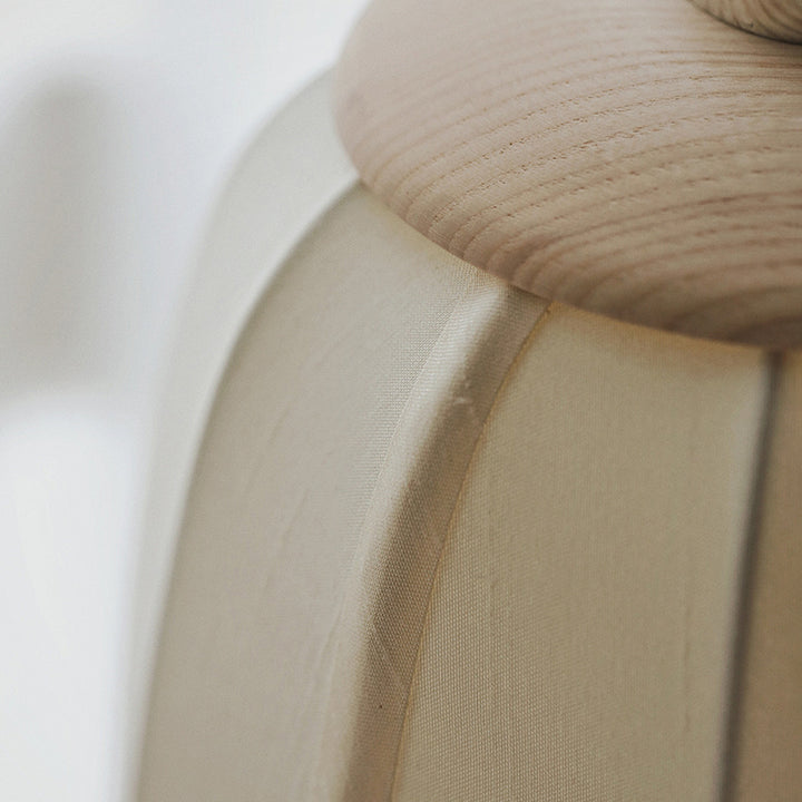 Lámpara de mesa LED de linterna redonda portátil japonesa tradicional de madera, tela de seda y acero inoxidable para sala de estar 