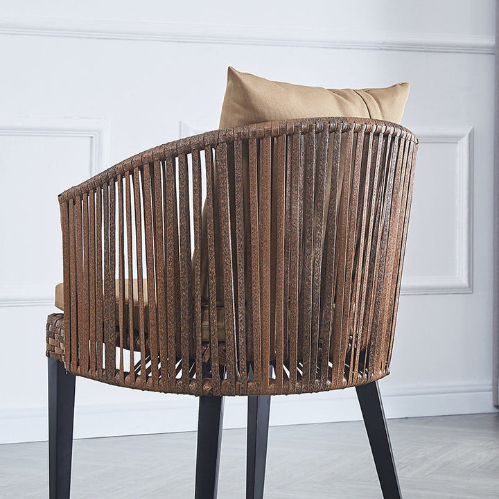 Traditioneller Bauernhaus-Webstuhl Rattan Metall quadratischer Outdoor-Esszimmerstuhl Rückenlehne Armlehne für den Außenbereich 