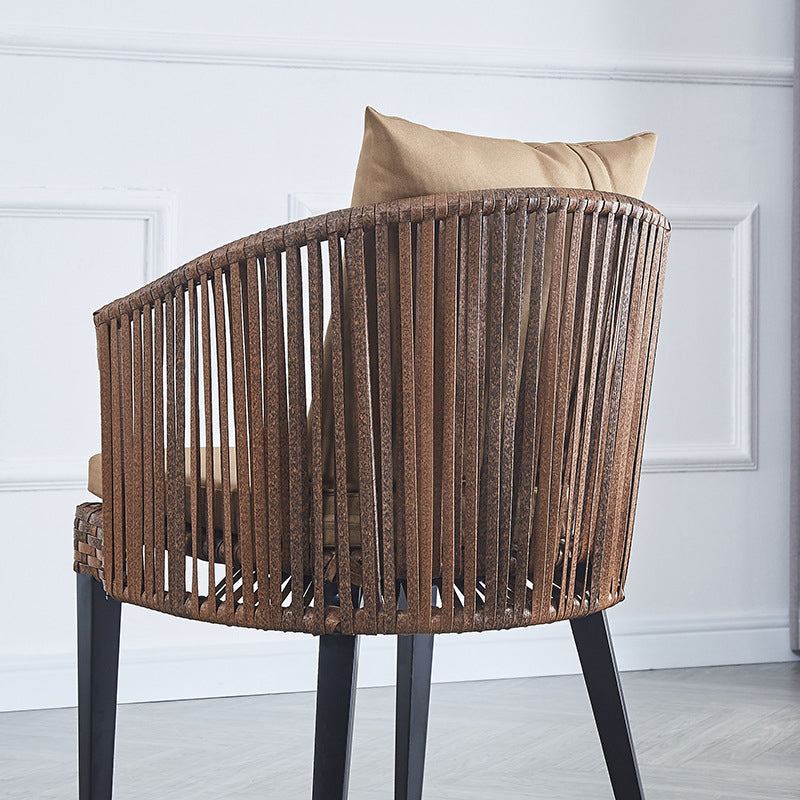 Silla de comedor al aire libre con respaldo y reposabrazos de metal cuadrado de ratán tejido estilo casa de campo tradicional para exteriores 