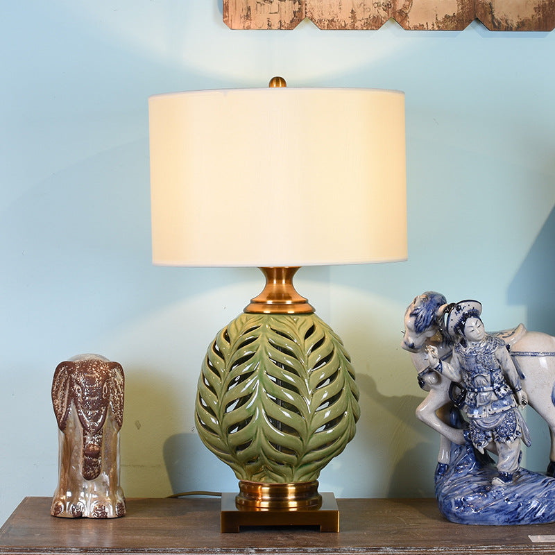 Lampe de table 1 lumière en céramique en forme de vase avec feuilles évidées vintage traditionnelle en tissu cuivre pour chambre 