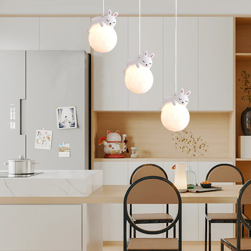 Zeitgenössische kreative PE Kugelschirm Harz Tier Kaninchen Bär Design 1-Licht Pendelleuchte für Wohnzimmer 