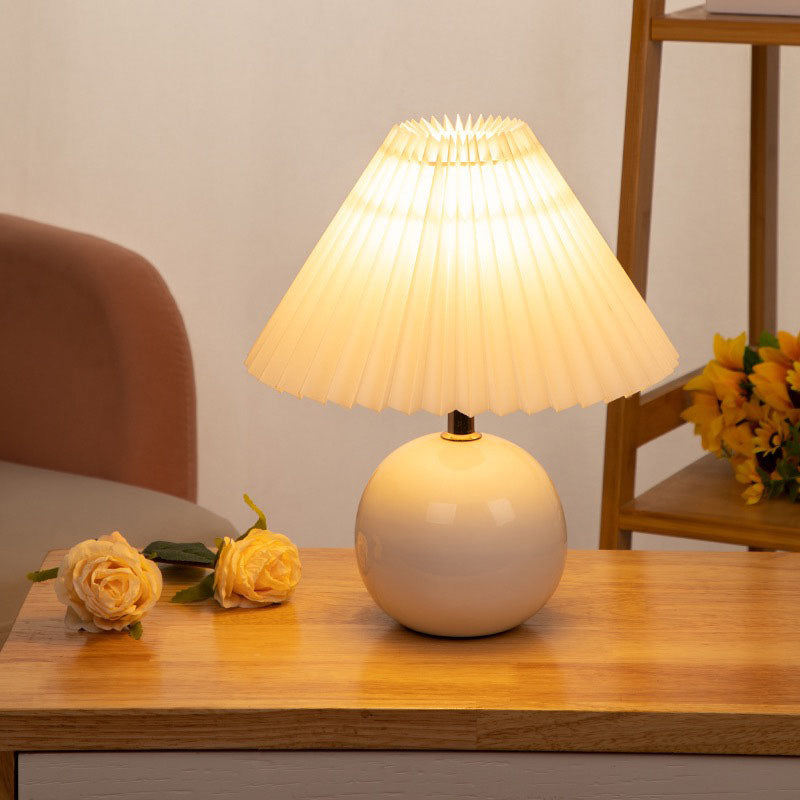 Moderne minimalistische runde plissierte Keramik-PVC-Tischlampe mit 1 Licht für Schlafzimmer 