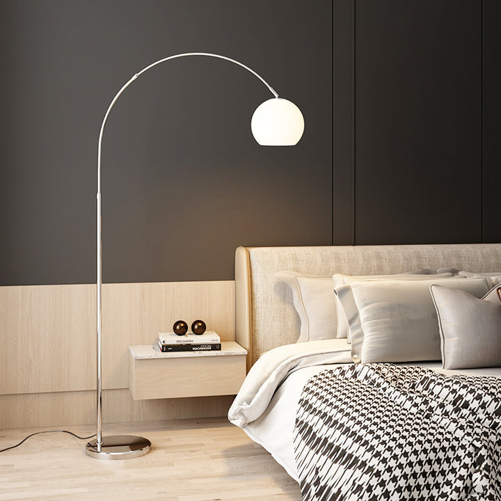 Lampe de sol contemporaine scandinave avec abat-jour rond en verre et tige de pêche en fer à 1 lumière pour salon 
