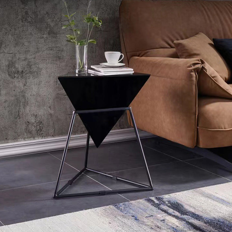 Zeitgenössischer nordischer Dreieck-Pyramiden-Glas-Schiefer-Metall-Beistelltisch für das Bett 