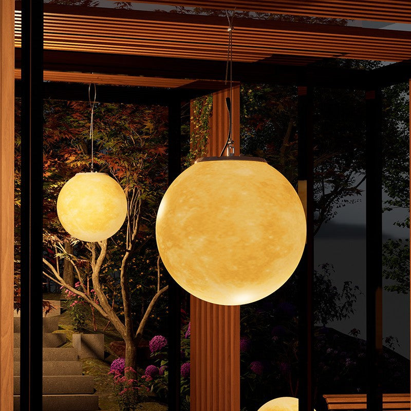 Zeitgenössische nordische wasserdichte Solar-Pendelleuchte aus PE-Harz mit rundem Mond-LED-Licht für Terrasse im Freien 
