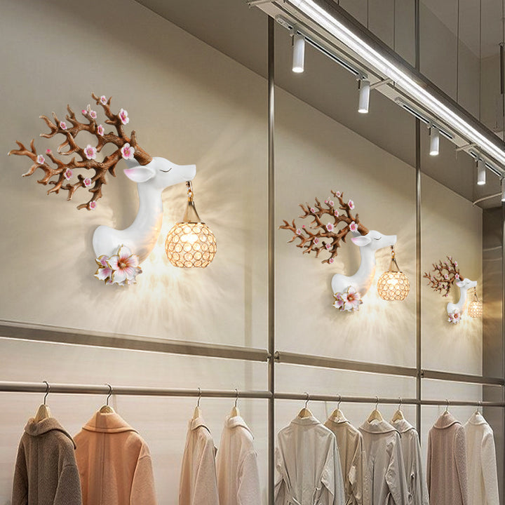Lampe murale à une lumière avec abat-jour en boule de cristal et résine créative européenne en forme de bois de cerf 