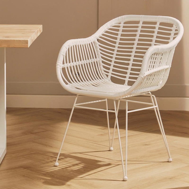 Chaise à dossier et accoudoirs en rotin tissé traditionnel avec base en fer pour terrasse extérieure 