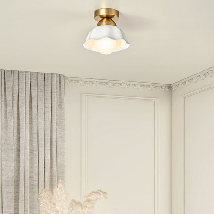 Moderne minimalistische Kupfer Keramik Blume 1-Licht Semi-Flush Mount Deckenleuchte für Flur 