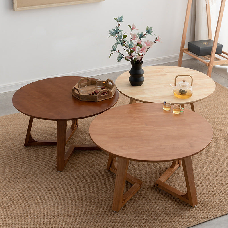 Moderner schlichter Couchtisch aus Gummibaumholz mit runden Formen und V-förmigen Beinen für das Wohnzimmer 