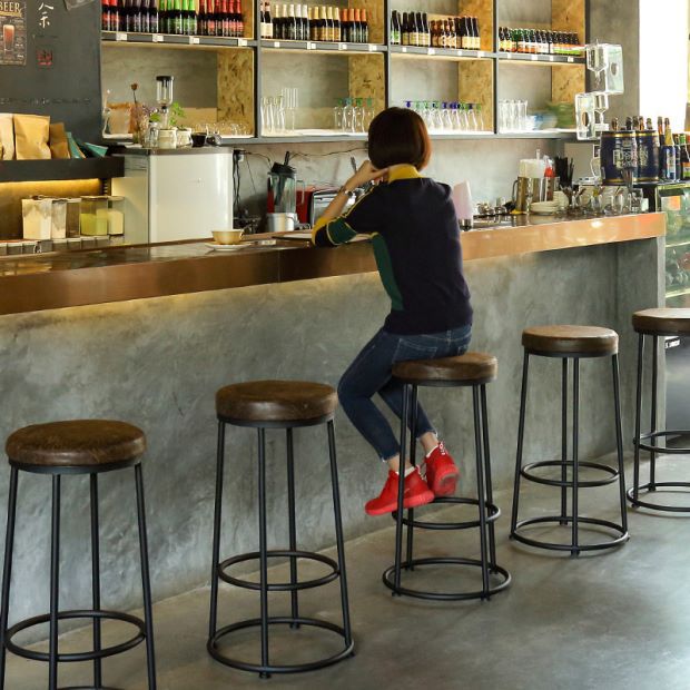 Tabouret de bar sans dossier en bois massif rond industriel contemporain avec cadre en fer et repose-pieds pour salle à manger 