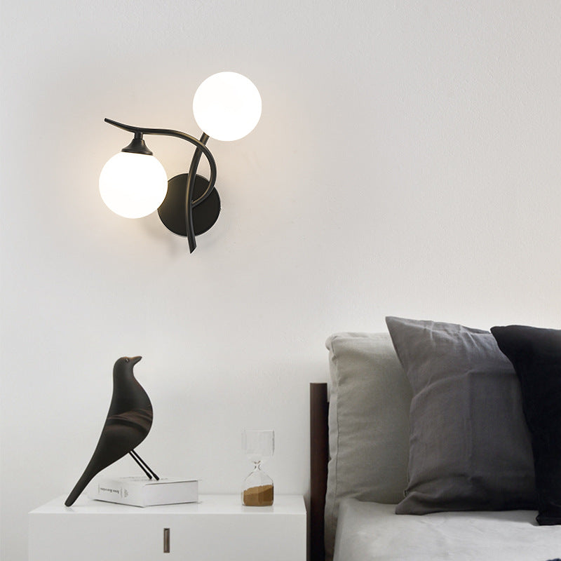 Applique murale à 2 lumières avec abat-jour en verre sphérique et ligne courbe en fer de simplicité contemporaine pour chambre 