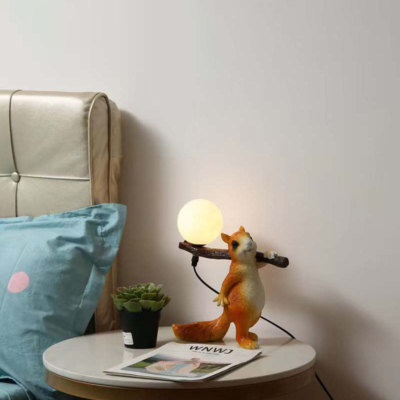 Zeitgenössische kreative Eichhörnchen Harz Glas 1-Licht Tischlampe für Schlafzimmer 