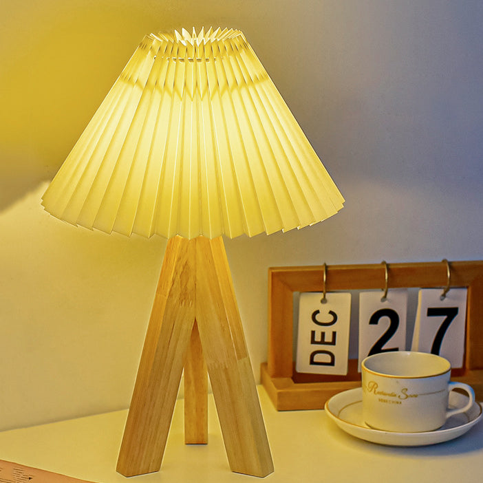 Lampe de table LED en bois massif avec base trépied ronde de style bohème contemporain en tissu pour chambre à coucher 