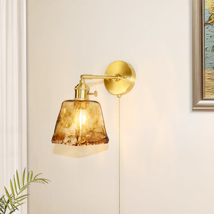 Applique murale 1 lumière en laiton vintage traditionnel avec abat-jour en verre ambré carré pour salon 
