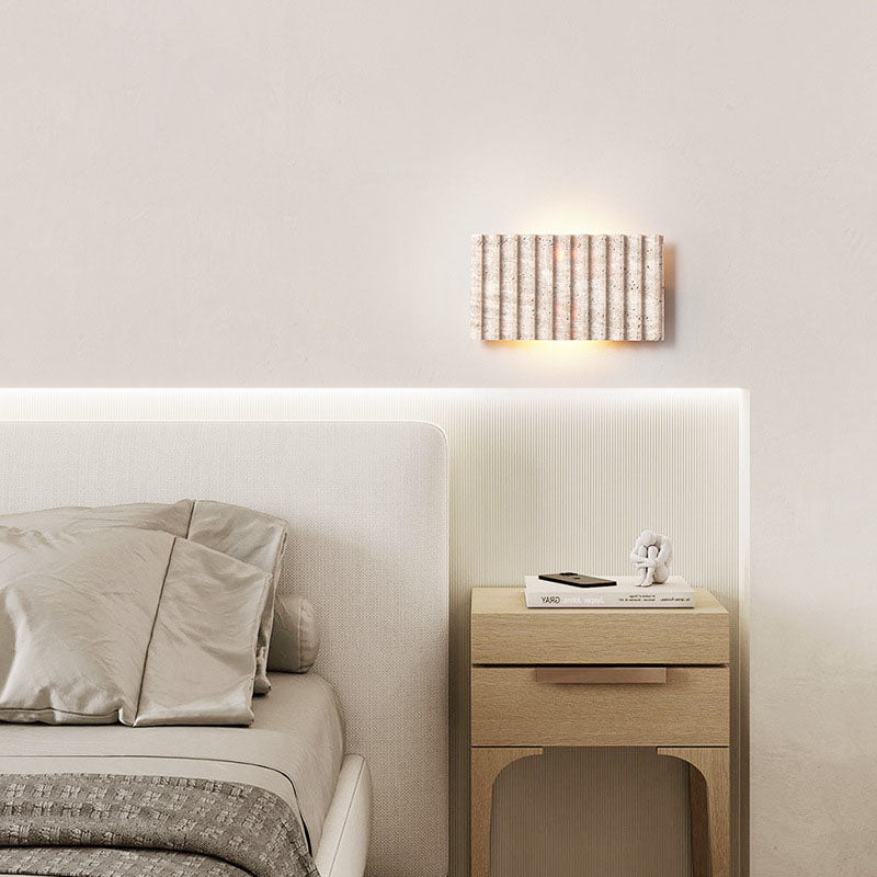 Aplique de pared de 1 luz con pantalla rectangular de travertino beige retro contemporáneo para dormitorio 