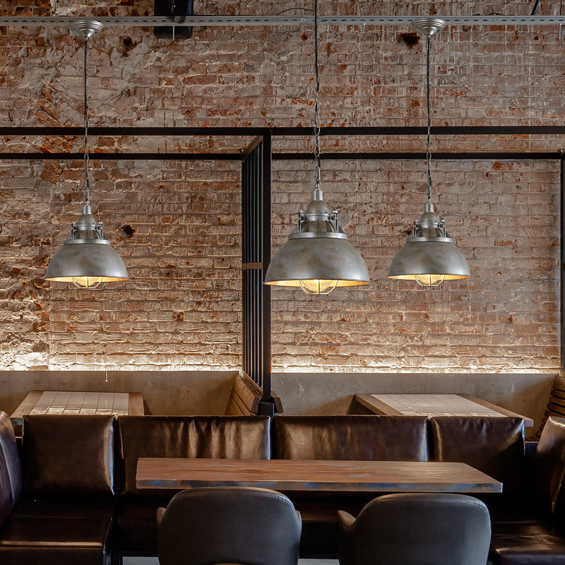 Zeitgenössische industrielle Retro-Pendelleuchte im Used-Look aus grauem Aluminium mit halbrundem Schirm und 1 Licht für Unterhaltungsräume 