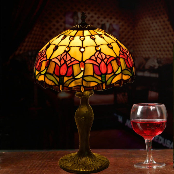 Lampe de table traditionnelle Tiffany en verre teinté avec dôme de tulipe rouge et base en aluminium à 1 lumière pour chambre 