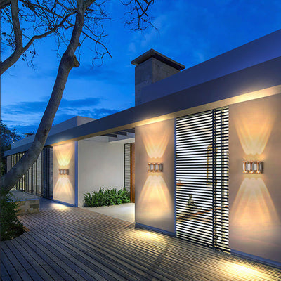 مصباح حائط LED زجاجي من الألومنيوم مستطيل مقاوم للماء بتصميم عصري بسيط للفناء الخارجي 