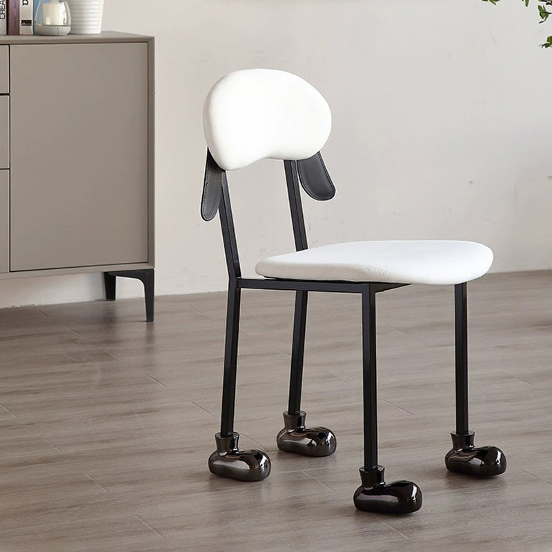 Chaise contemporaine créative en forme de chiot en velours rembourré avec cadre en acier inoxydable, dossier ouvert et sans accoudoirs pour le salon 