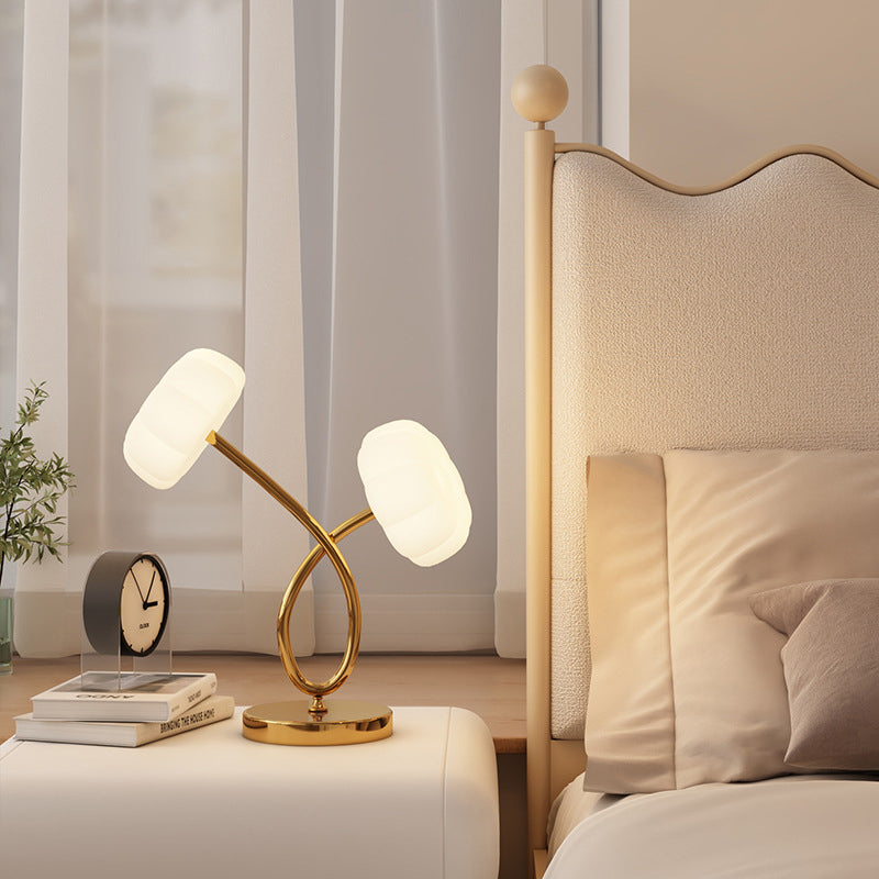 مصباح طاولة LED من البلاستيك والحديد مزين بزهور متقاطعة عصرية لغرفة النوم 