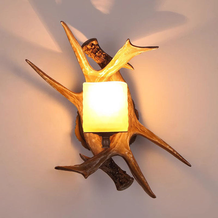 Aplique de pared de 1 luz con pantalla de vidrio de imitación de asta de resina creativa contemporánea para sala de estar 