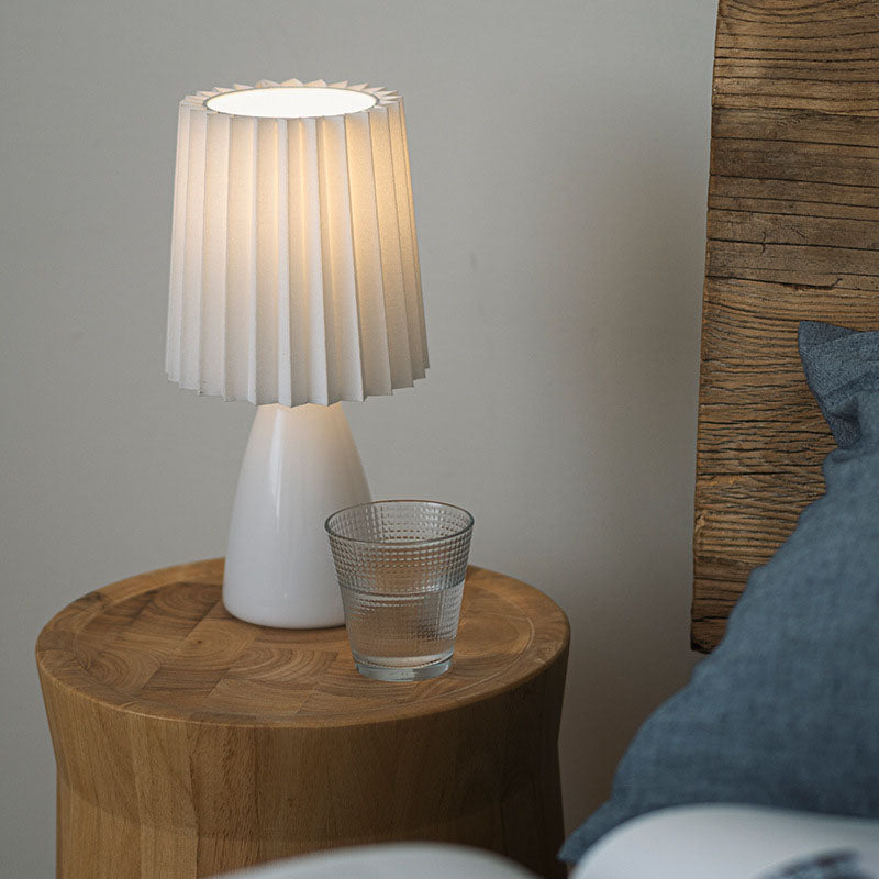 Zeitgenössische skandinavische Tischlampe mit plissiertem Stoffschirm und Glasfuß, 1-Licht, für das Schlafzimmer 
