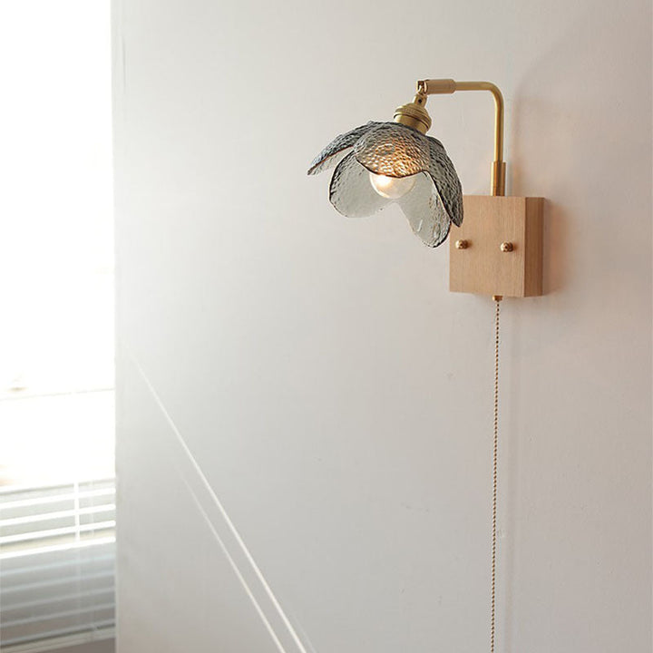 Lampe murale à tirette hémisphérique en bois, laiton, verre et fleur japonaise traditionnelle à 1 lumière pour chevet 
