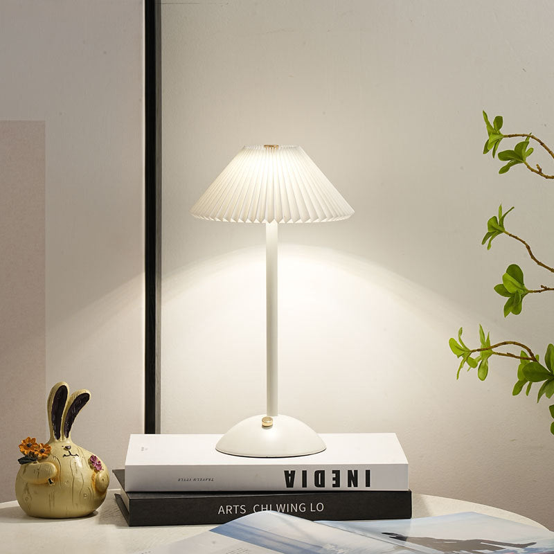Lampe de table LED plissée conique en tissu avec fer rechargeable scandinave contemporain pour chevet 