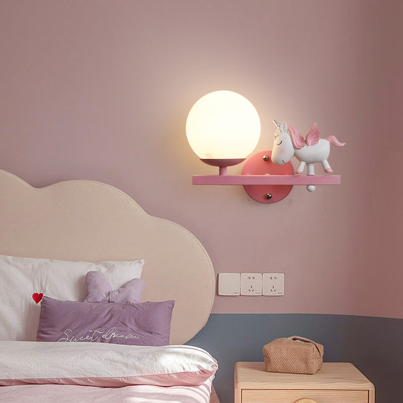 Zeitgenössische kreative Kinder Mädchen Einhorn Kugel Harz Eisen Glas 1-Licht Wandleuchte für Schlafzimmer 