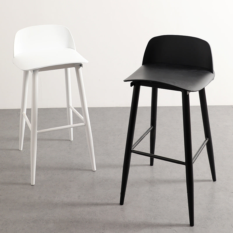 Moderner minimalistischer rechteckiger Barhocker aus Kohlenstoffstahl mit Kunststofflehne für das Esszimmer 